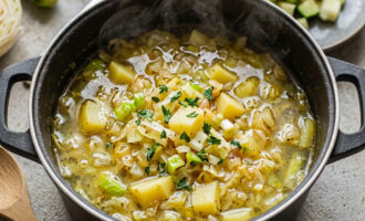 «Как варить суп: закладка капусты, картофеля и мяса в бульон — фото‑инструкция».