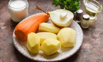 Фото подготовленных овощей для приготовления щей из квашеной капусты, картофель, морковь, лук